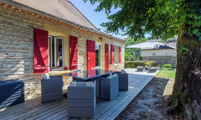 Saint-Nazaire House | Characterful House with Garden, Stunning View of the Dordogne