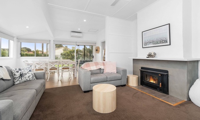 Tootgarook Cottage | Character Cottage by the bay