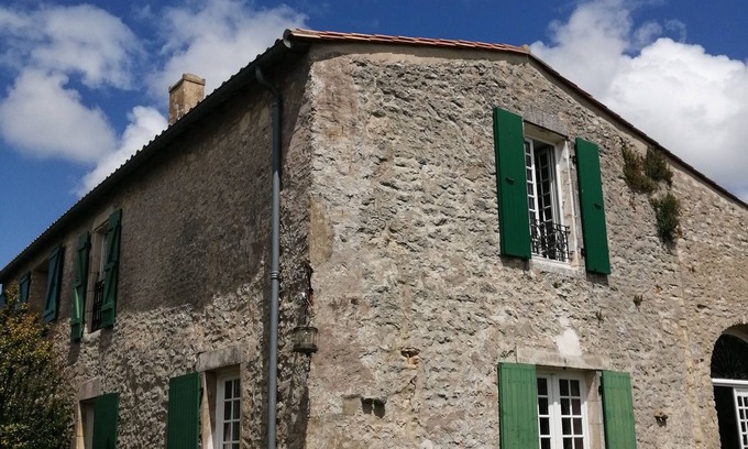 Loix House | CHARACTER FAMILY HOME 10/12 persons 5 bedrooms, 5 bathrooms