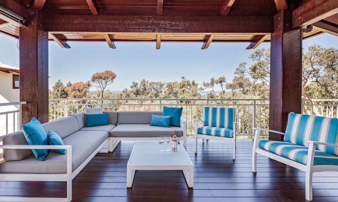 Eagle Bay House | CHARACTER FILLED EAGLE BAY ESCAPE OFFERING BLISSFUL VIEWS THROUGH THE TREETOP