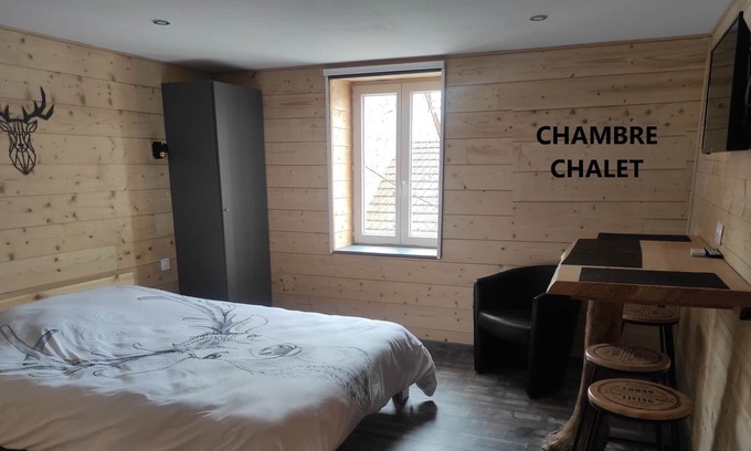 Le Mayet-de-Montagne Bed & Breakfast | CHARACTER GUEST ROOM "CHALET"