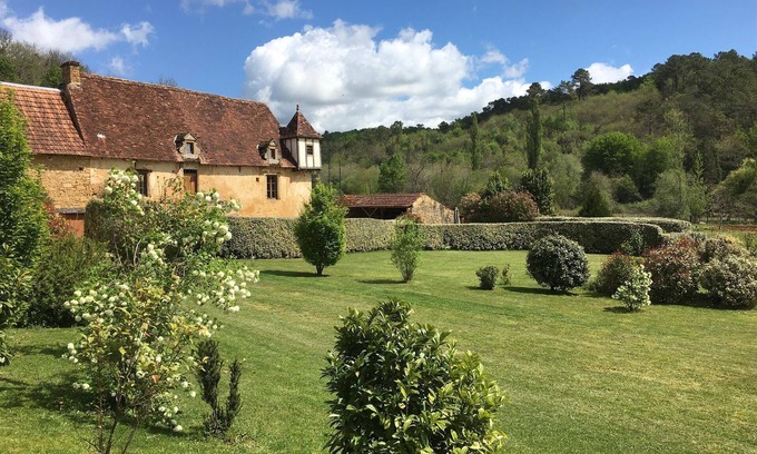 Vezac House | Character house, private heated pool, air conditioning, 5 minute drive to Sarlat