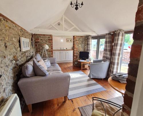 Holt House | Characterful Cottage Daisy Lodge