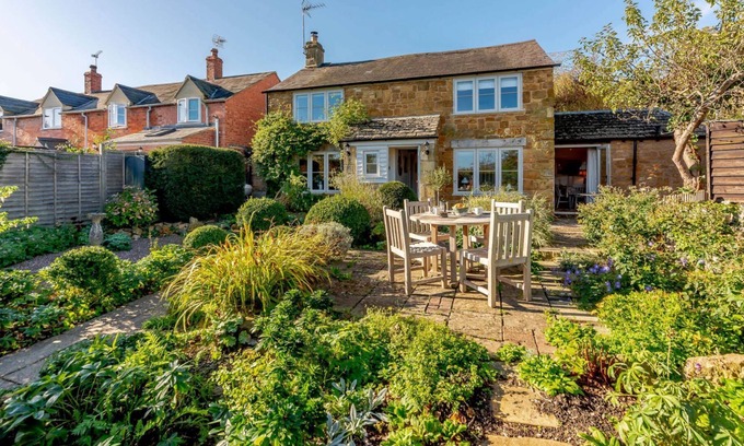 Ilmington Cottage | Characterful dog friendly holiday cottage with wood burning stove - July Cottage