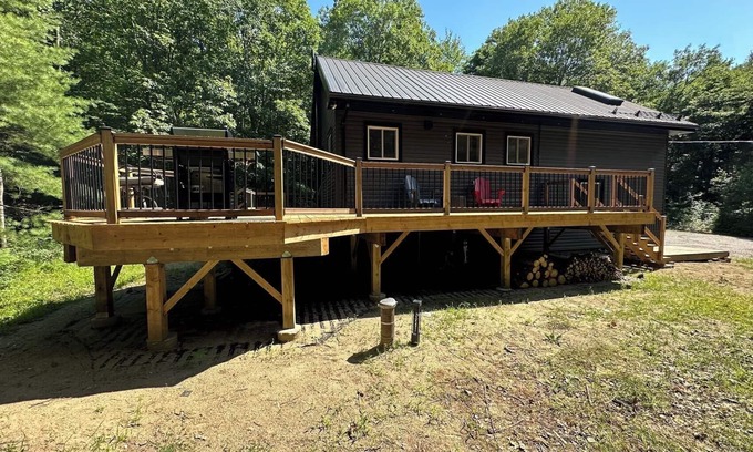 Gravenhurst Cottage | Charcoal Tree House: Cozy Cottage, Luxe Deck, Stargazing, Theatre, Forest Views