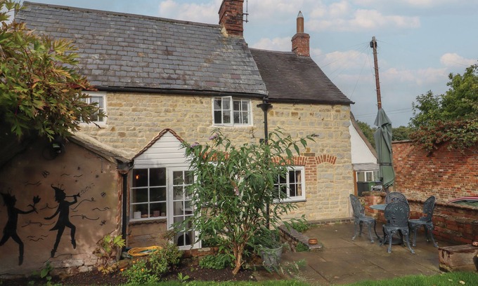 Shipston on Stour Cottage | CHARITY SCHOOL HOUSE, pet friendly, with hot tub in Shipston-On-Stour