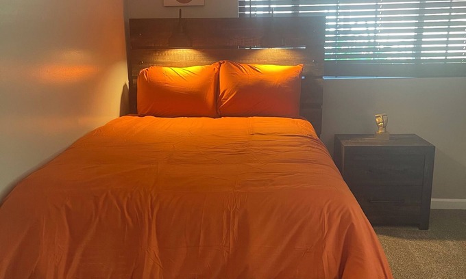 Downtown Omaha House | Charles Villa 10 minutes away from the #1 Zoo in the nation!