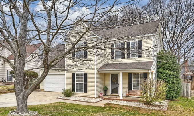 Charlotte House | Charlotte 4BR Cozy Retreat