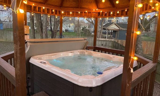 Charlotte House | Charlotte Escape with hot tub