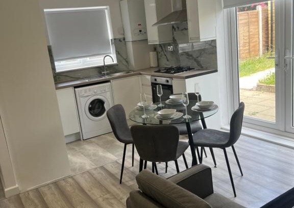 West Thurrock Apartment | Charlotte Mews Lakeside 2 Bedroom House Apartment 10 minutes walk to Lakeside Shopping Centre Free Parking