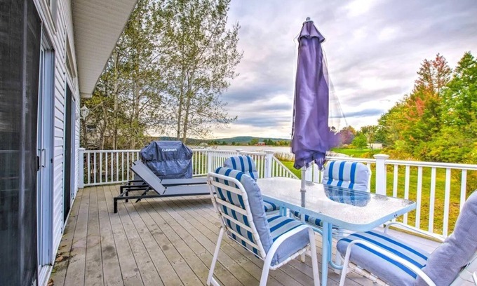 Union Dale House | Charm by the Lake! Elk Mountain Lake house & Ski lodge.