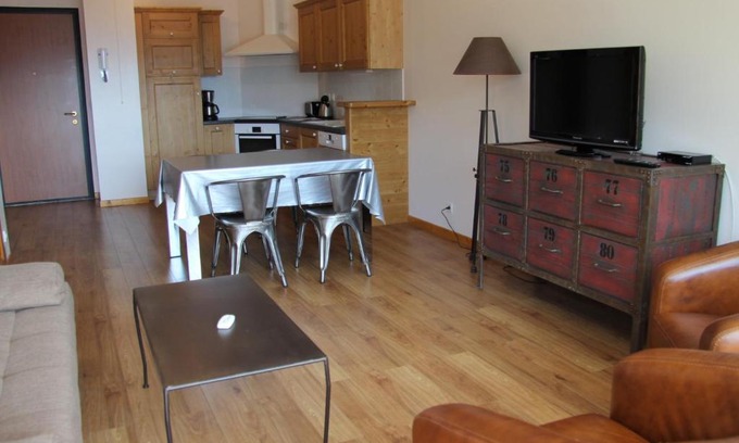 Saint-Jean-de-Sixt Apartment | Charmant appartement au centre du village, proche des stations de ski - 4 personnes - FR-1-459-163