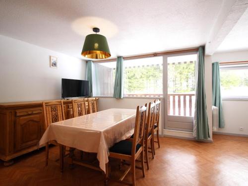 Mont-Dore Apartment | Charmant F2 bis au Mont-Dore avec balcon, au pied des pistes, 6 pers, parking, ascenseur - FR-1-415-150