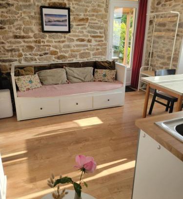 Plouguerneau Apartment | Charmant studio, avec cuisine et espace extérieur