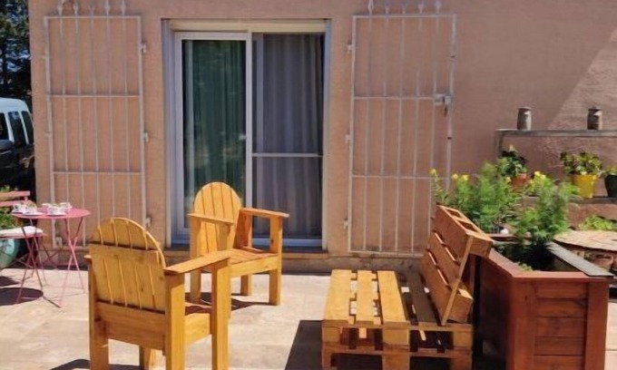 Arles Apartment | Charmant Studio Avec Jardin à la Campagne