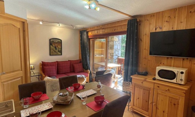 Meribel Apartment | Charmant T2 cabine pour 4 près du centre et commerces à Méribel, parking inclus - FR-1-411-677