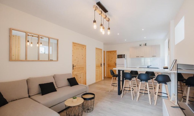 Embrun Apartment | Charmant T3 en Centre Ville #1