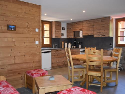 Pralognan-la-Vanoise Ski Chalet | Charmante grange rénovée, 4 pers, proche Pralognan, balcon, poêle à bois, randonnées et navette ski - FR-1-464-230