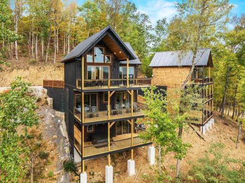 Sevierville House | Charmed Waters Cottage - Family Lake Getaway