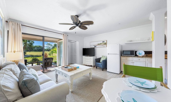 Bunker Oaks Condo | Charming 1/1 Golf Course Front condo Bunker Oaks