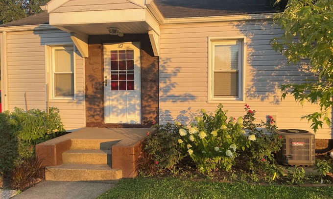 New Philadelphia House | Charming 1-bdrm pet friendly home in New Philadelphia with AC and fenced yard