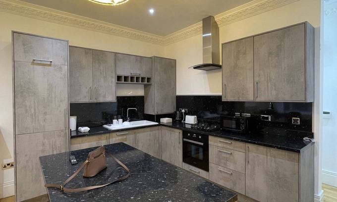 Wolverhampton Apartment | Charming 1-bed Apartment in Wolverhampton