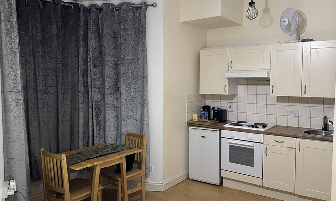 South Bermondsey Apartment | Charming 1-bed Studio in London