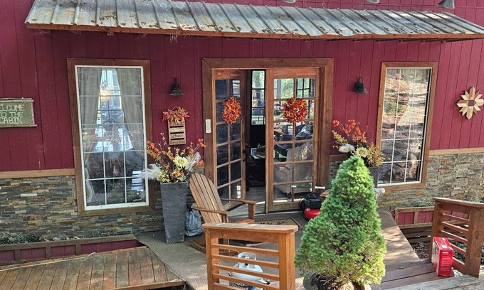 West Jefferson Cabin | Charming 1+-bedroom cabin in marvelous West Jefferson with incredible views