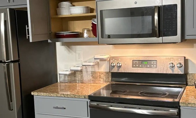 Tuscaloosa Apartment | Charming 1-bedroom apartment with AC, garage, and WiFi in lovely Tuscaloosa