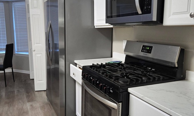 Austell House | Charming 1-bedroom and shared bath with fitness room and AC in lovely Marietta