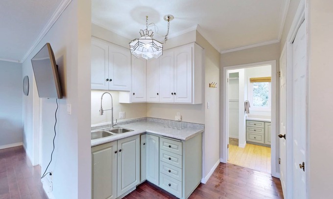 Breslau House | Charming 1 Bedroom Apartment Overlooking Garden