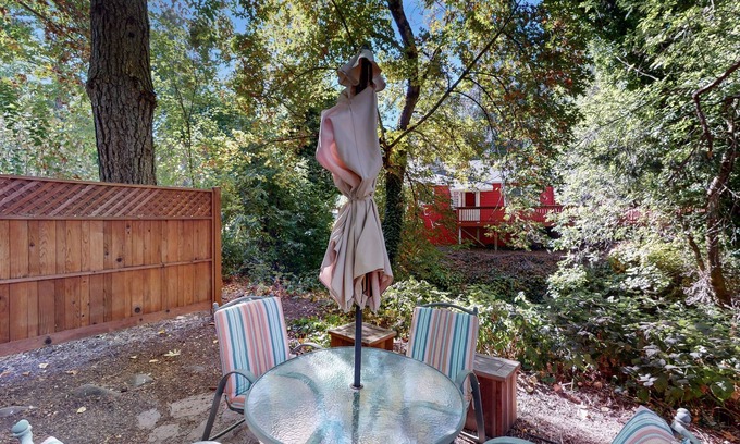 Middletown Cabin | Charming 1 bedroom cabin. Queen Bed, WIFI, outdoor seating and dining area.