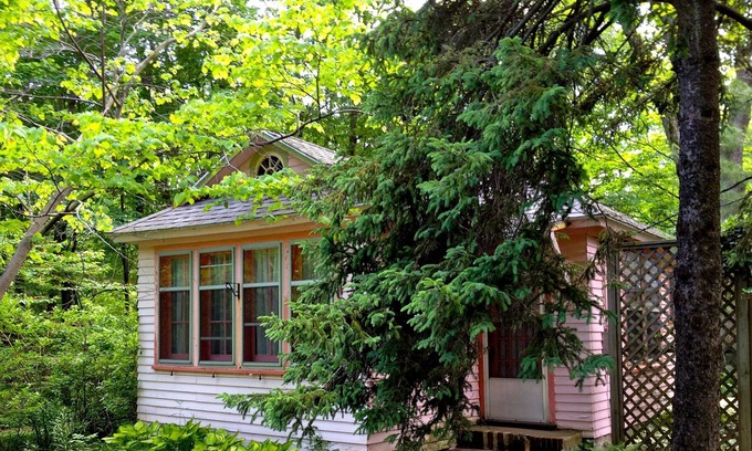 Glenn House | Charming 1-bedroom cottage near Lake Michigan