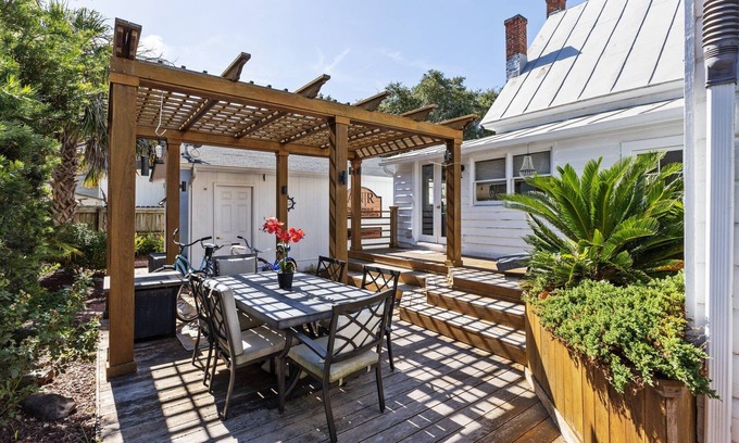 Morehead City Cottage | Charming 1-bedroom cottage in Historic Beaufort - The Conch House A