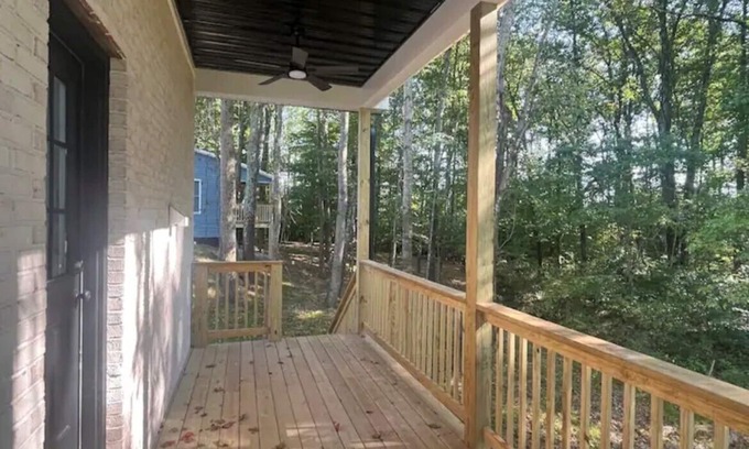 Somerset House | Charming 1-bedroom fish shack in Somerset with WiFi and AC