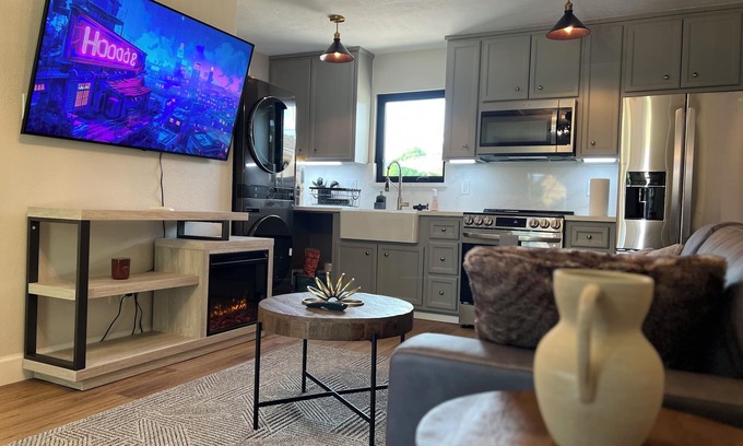 Braeswood Place Cottage | Charming 1-Bedroom Guest House Near NRG with a Level 2 Fast EV Charger