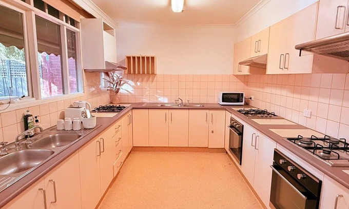 Footscray House | Charming 1-bedroom in fabulous Footscray with WiFi