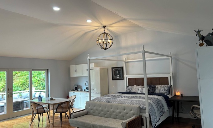 Readsboro House | Charming 1-bedroom in a house in readsboro withprivate entrance, private hot tub