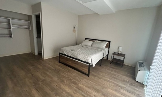 Lake Charles Apartment | Charming 1-bedroom apartment in lovely Lake Charles with AC