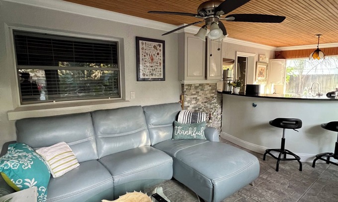 Ozona House | Charming 1-bedroom Guesthouse in amazing Ozona with Free Parking & WiFi
