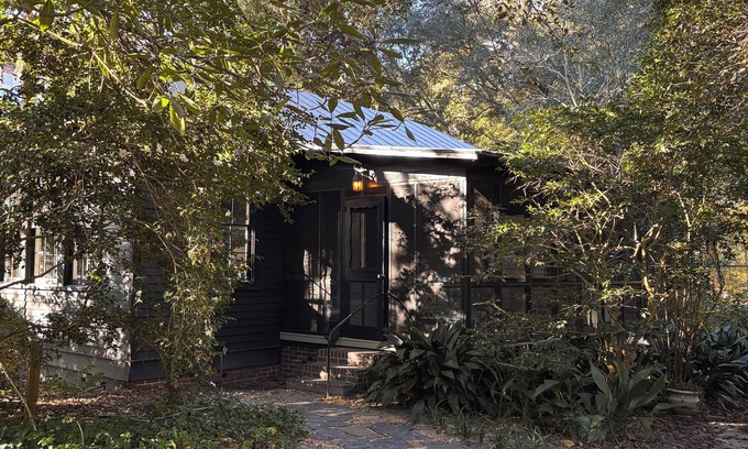 Summerville Historic District Cottage | Charming 1-bedroom Summerville cottage in town