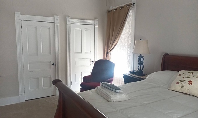 Quincy House | Charming 1-bedroom with shared house amenities in lovely Quincy with WiFi, AC