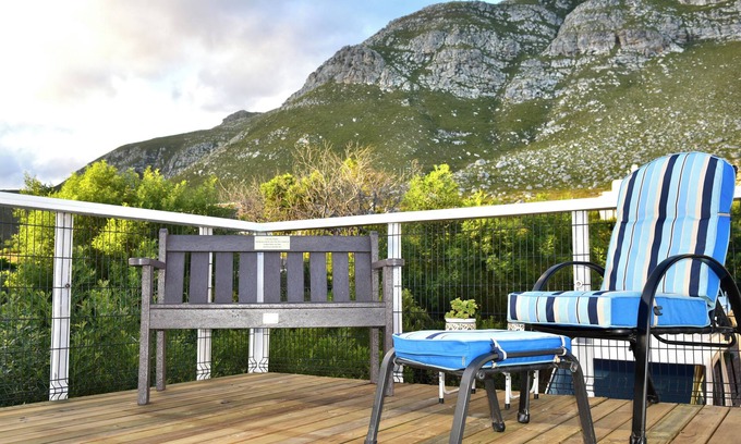 Betty's Bay House | Charming 1-bedroom house in gorgeous Betty's Bay with WiFi