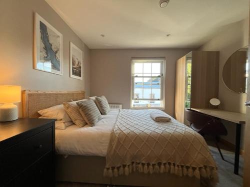 Runnymede Apartment | Charming 1 BR apt in town centre