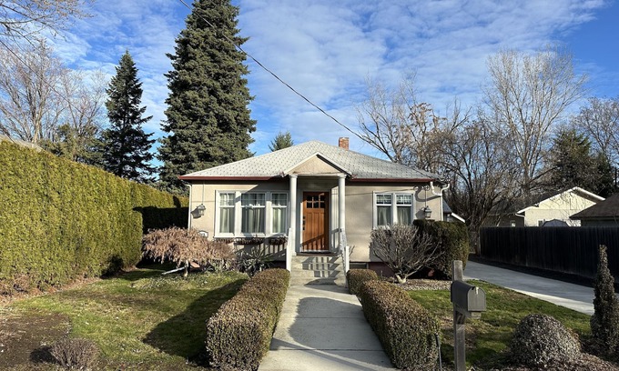 Walla Walla East Cottage | Charming 1936 cottage in Walla Walla wine country.