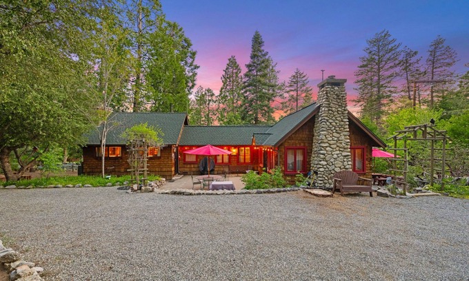Idyllwild Cottage | Charming 1937 Vintage Cottage 2 bedrooms/baths,(Sleeps 4) walk to town/creek
