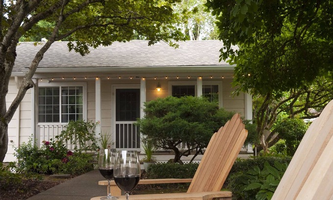 Central Oregon House | Charming 1940's garden cottage, convenient to UofO, Hospitals and downtown
