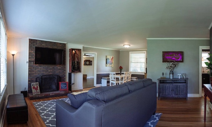 Merry Oaks House | Charming 1950's home- 3 Bedroom/2 Bath, 2.5ml from airport/7ml to downtown Nash