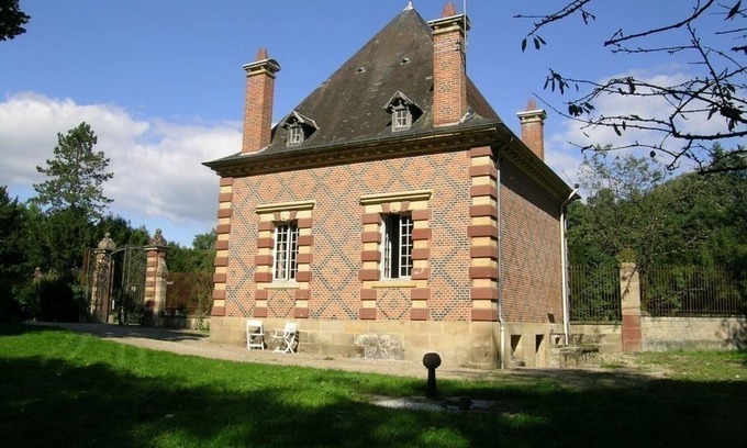 Trevol Cottage | Charming 19th Century Hunting Lodge: 4BR, Garden, Near Château, WiFi, Pet-Friendly