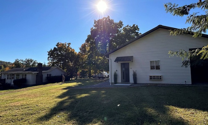 Knoxville House | Charming 1Bd house S.Knox 3 miles from Dowtown. Private Driveway w/all Amenities